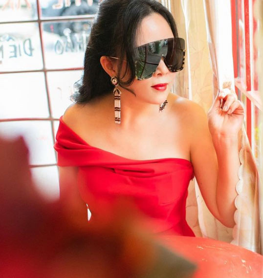 Đó chính là ưu điểm mà thời gian gần đây, Phượng Chanel tận dụng triệt để làm nổi bật vẻ sexy của mình.