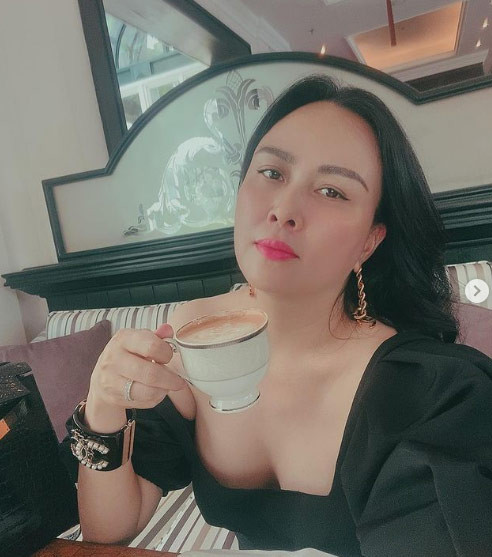 Trang phục hở cổ, vai, lấp ló ngực đã giúp cho style của Phượng Chanel ít bị chê bai hơn.