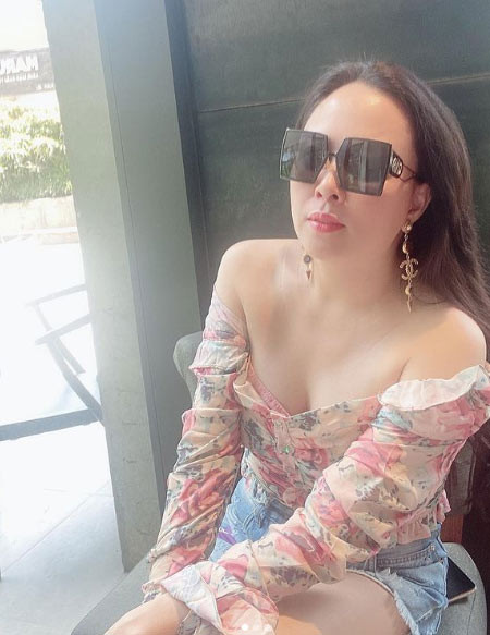 Những thiết kế áo điệu đà trễ vai, hở ngực giúp nữ doanh nhân mê đồ hiệu khoe tối đa ưu điểm cơ thể.