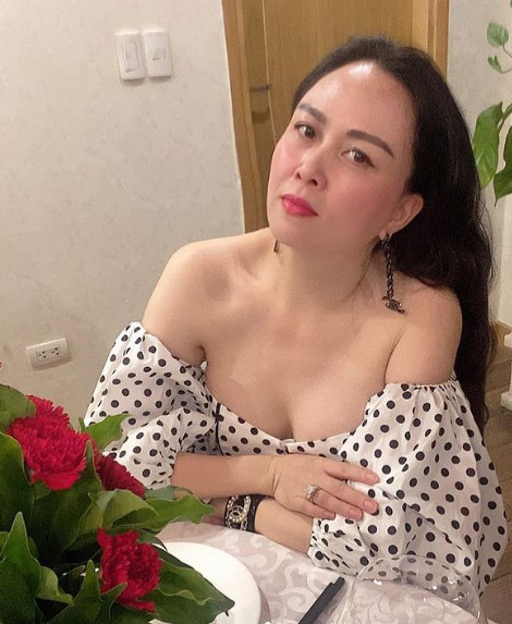 Khi cần thêm phần sexy, Phượng Chanel sẽ chọn những thiết kế trễ vai và hở ngực nhiều hơn.