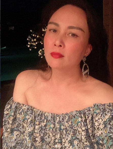 Bờ vai thon, nuột nà luôn được Phượng Chanel khoe ra mọi lúc mọi nơi.