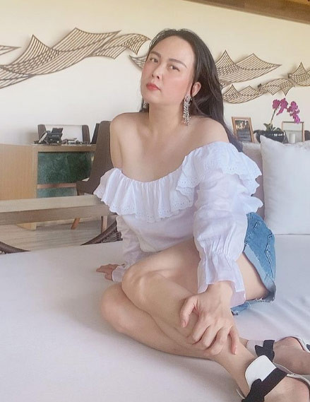 Thế nên dù đi chơi hay dự tiệc, style yêu thích nhất của Phượng Chanel vẫn là trang phục hở vai.