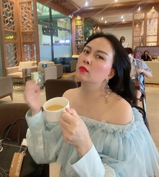 Những bộ váy áo thiết kế trễ vai giúp người đẹp 44 tuổi thu hút sự chú ý của người đối diện và cũng giúp cô trẻ hơn so với tuổi.