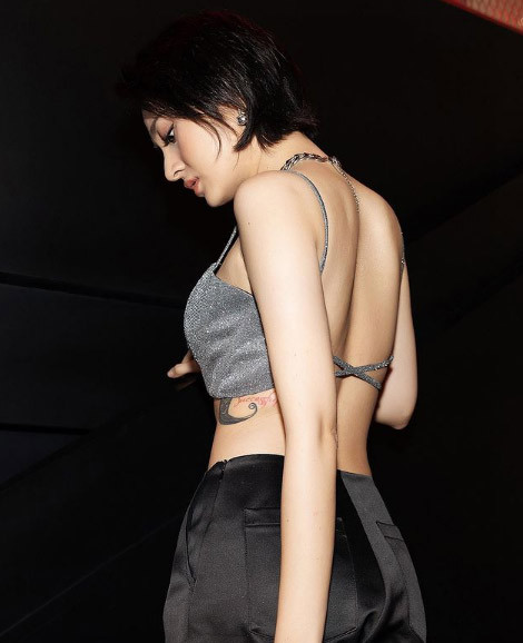 Phía dưới chân ngực của nữ ca sĩ Bảo Anh là hình xăm một cậu bé cuộn mình trong nửa vầng trăng và kèm dòng chữ "Successful (Thành công)". Đây chỉ là 1 trong 6 hình xăm mà cô sở hữu.