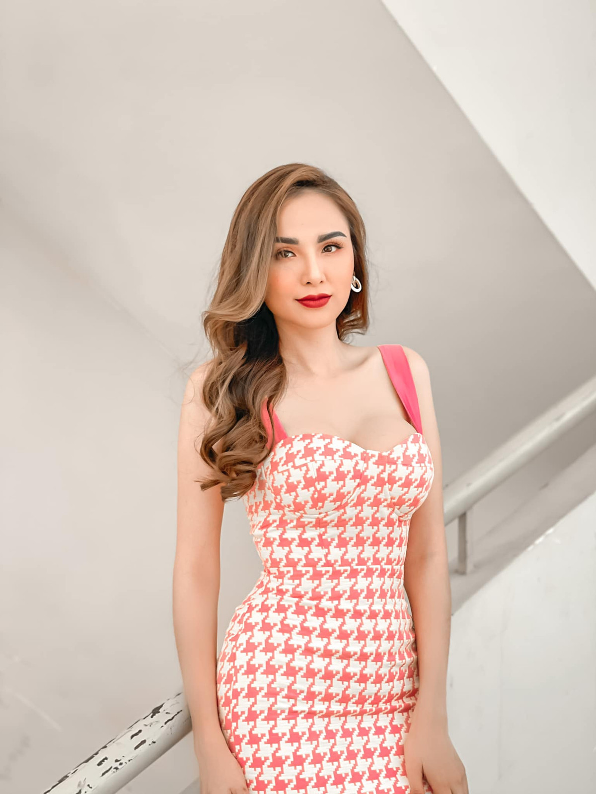 Năm 2015, Hoa hậu Diễm Hương kết hôn lần hai với ông xã Quang Huy. Tuy nhiên, cả hai đã chia tay sau hơn 4 năm gắn bó dù có chung một cậu con trai.