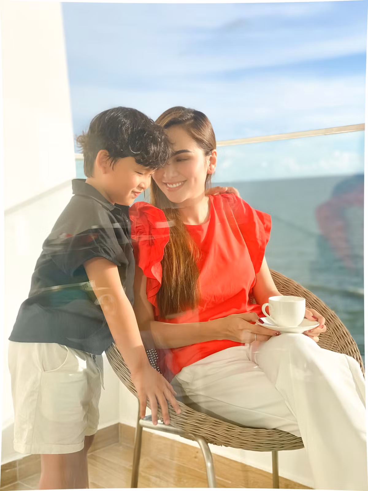 Làm mẹ đơn thân, Hoa hậu Thế giới người Việt năm 2010 hạn chế tham gia showbiz để dành thời gian chăm con và tập trung cho công việc kinh doanh.