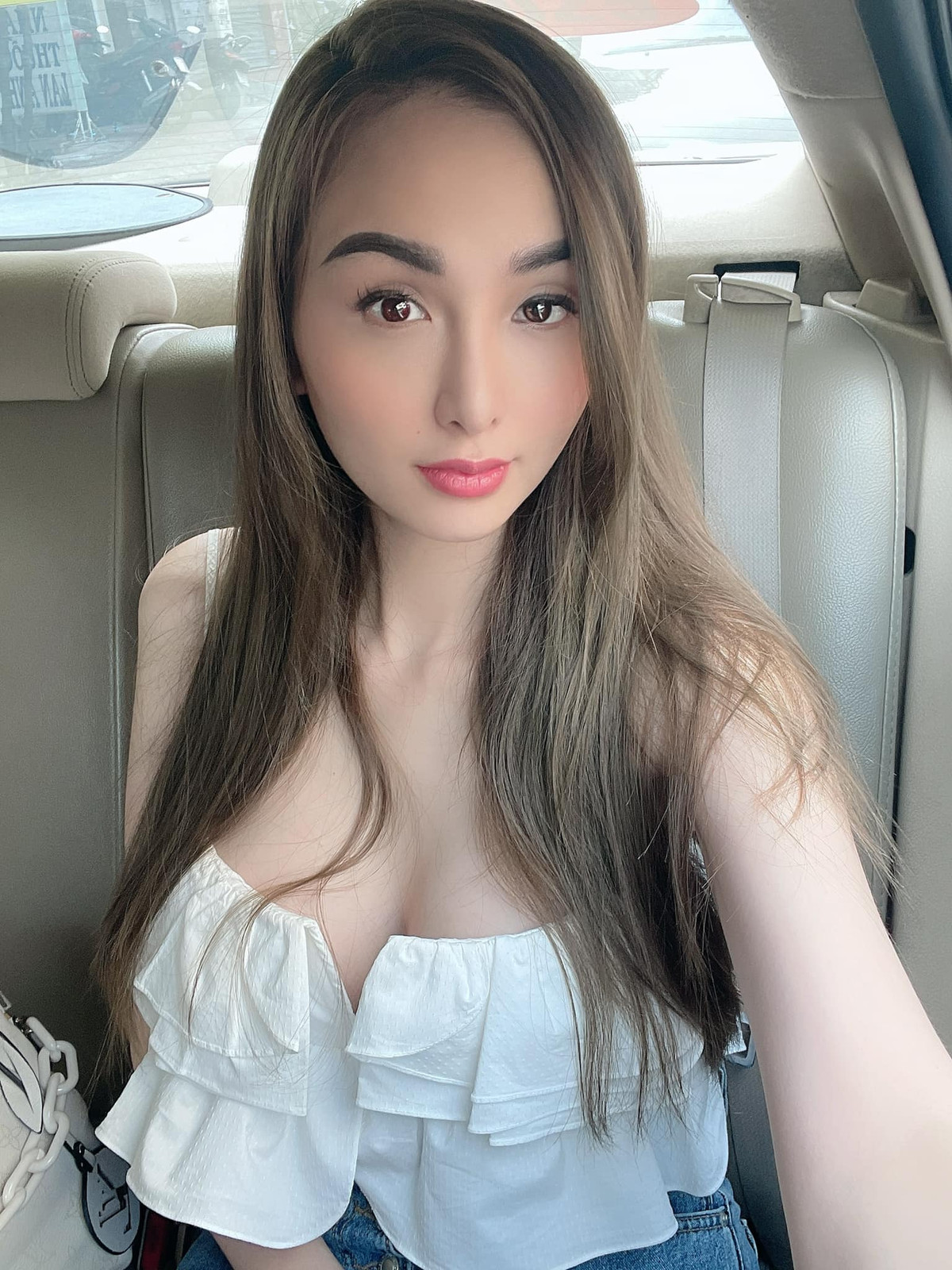 Thời gian gần đây, nhờ bí kíp kiên trì detox cơ thể với nước ép ớt chuông mỗi ngày, kết hợp tập luyện thể thao để giảm mỡ và tăng cơ, mà bà mẹ một con ngày càng gợi cảm.