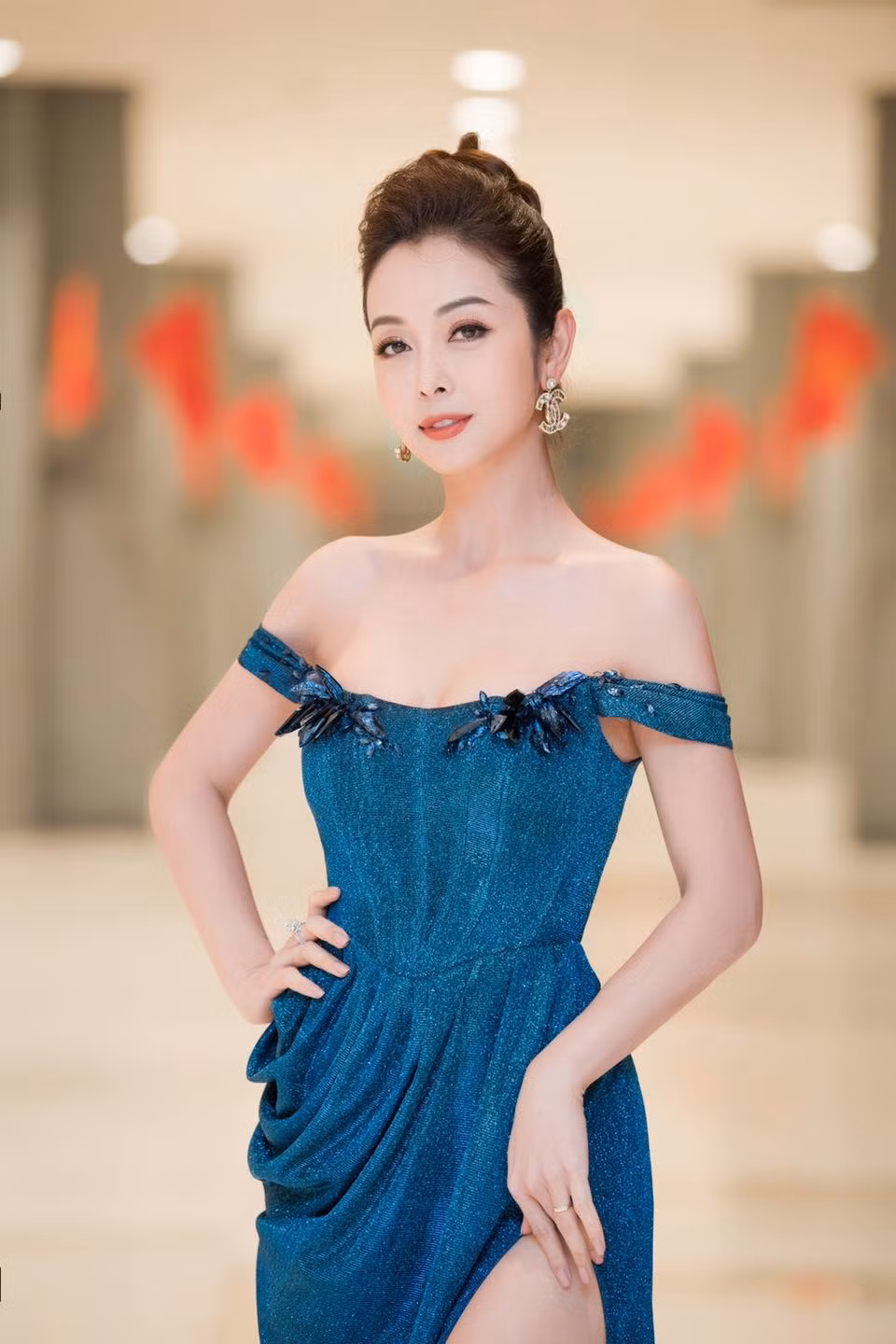 Cuộc sống hạnh phúc viên mãn hiện tại cũng là một trong những bí quyết giúp Jennifer Phạm ngày càng đẹp rạng rỡ.