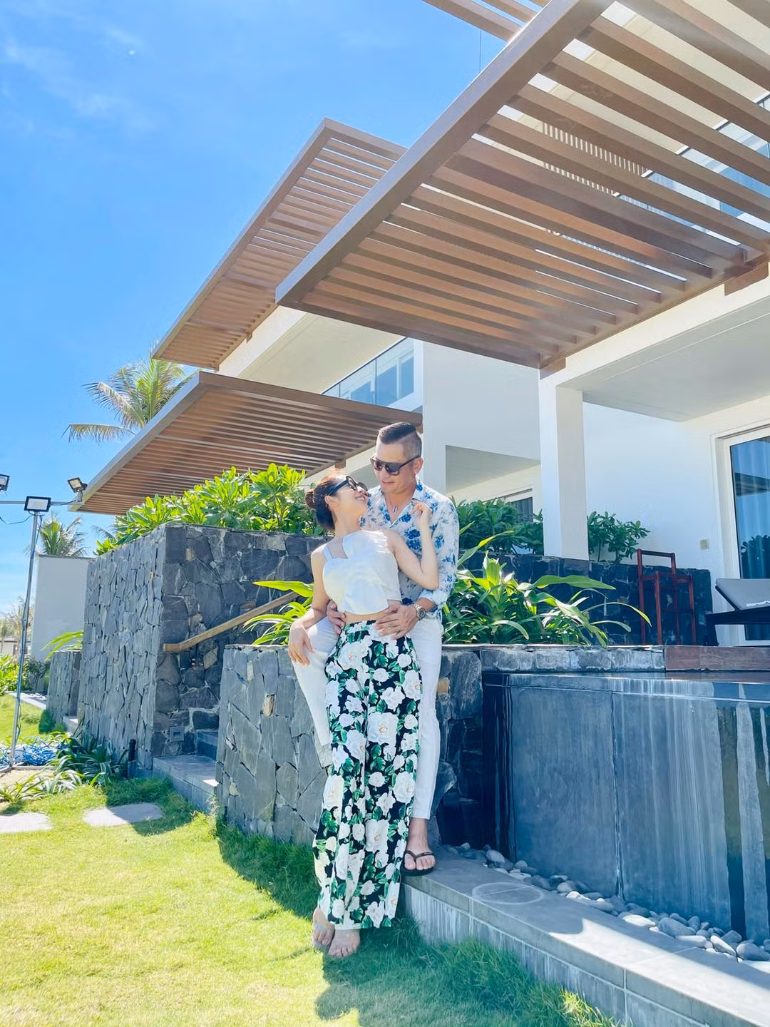 Jennifer Phạm tận hưởng cuộc sống hôn nhân viên mãn bên ông xã doanh nhân Đức Hải. Cả hai thường xuyên đi du lịch và chụp ảnh lãng mạn cùng nhau.