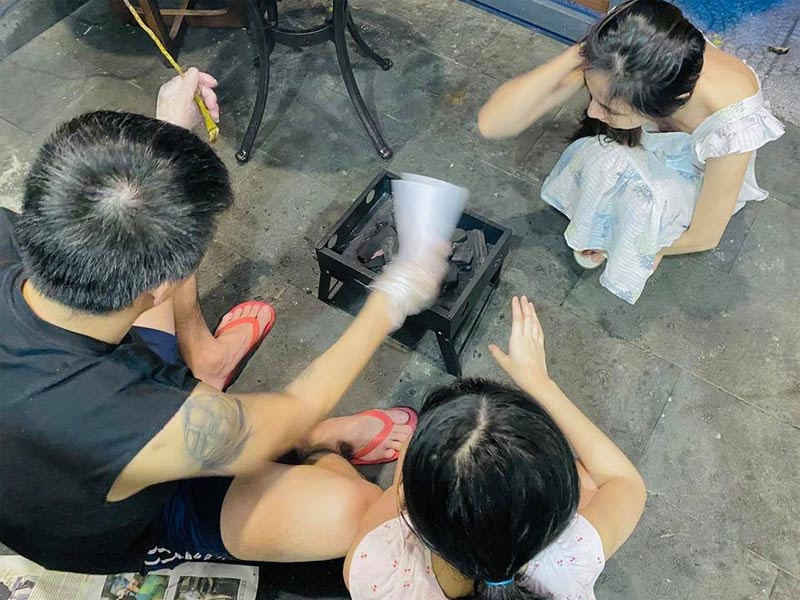 Trước đó, ngày 2/11, trên trang cá nhân của mình, nữ ca sĩ sinh năm 1985 cũng chia sẻ khoảnh khắc đầm ấm bên chồng và con.