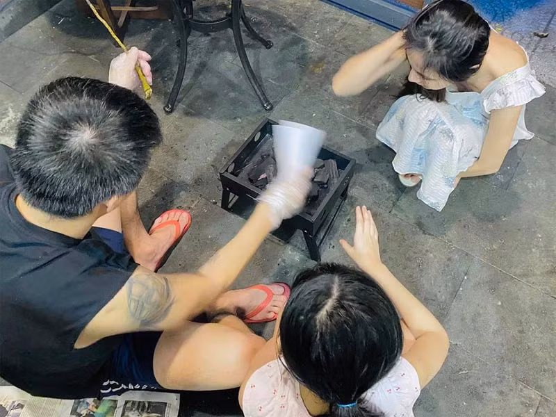 Trước đó, ngày 2/11, trên trang cá nhân của mình, nữ ca sĩ sinh năm 1985 cũng chia sẻ khoảnh khắc đầm ấm bên chồng và con.