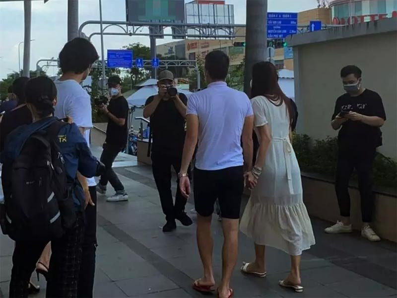 Hình ảnh hai vợ chồng dắt tay nhau tới ngân hàng sao kê được nhiều người chia sẻ trên mạng xã hội.