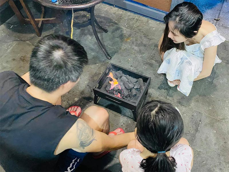 "Đồ ăn tối của em được 2 đầu bếp chuẩn bị rất chu đáo. Có chút xíu mà 2 cha con hì hục thấy thương", Thủy Tiên viết trên trang cá nhân.