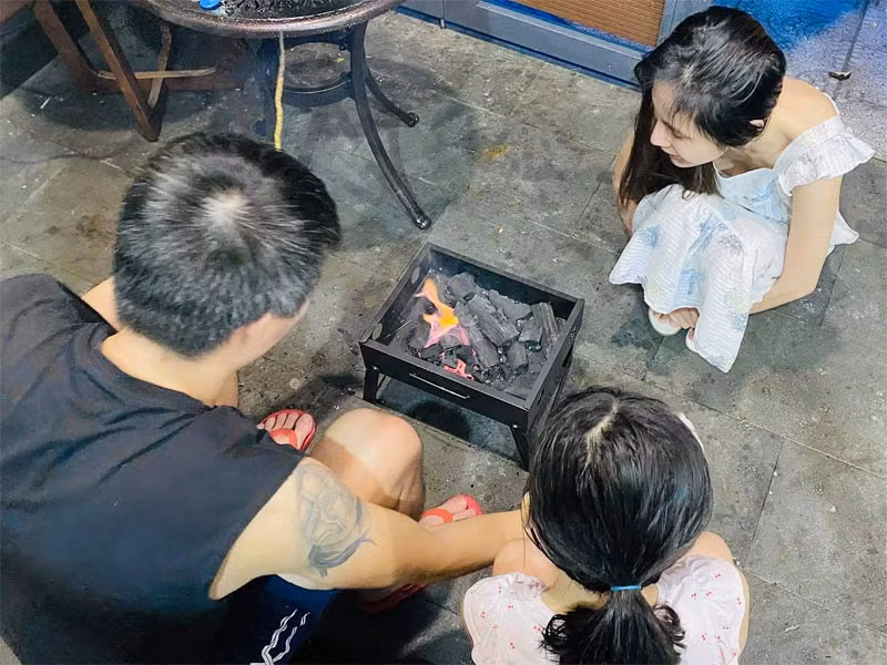 "Đồ ăn tối của em được 2 đầu bếp chuẩn bị rất chu đáo. Có chút xíu mà 2 cha con hì hục thấy thương", Thủy Tiên viết trên trang cá nhân.