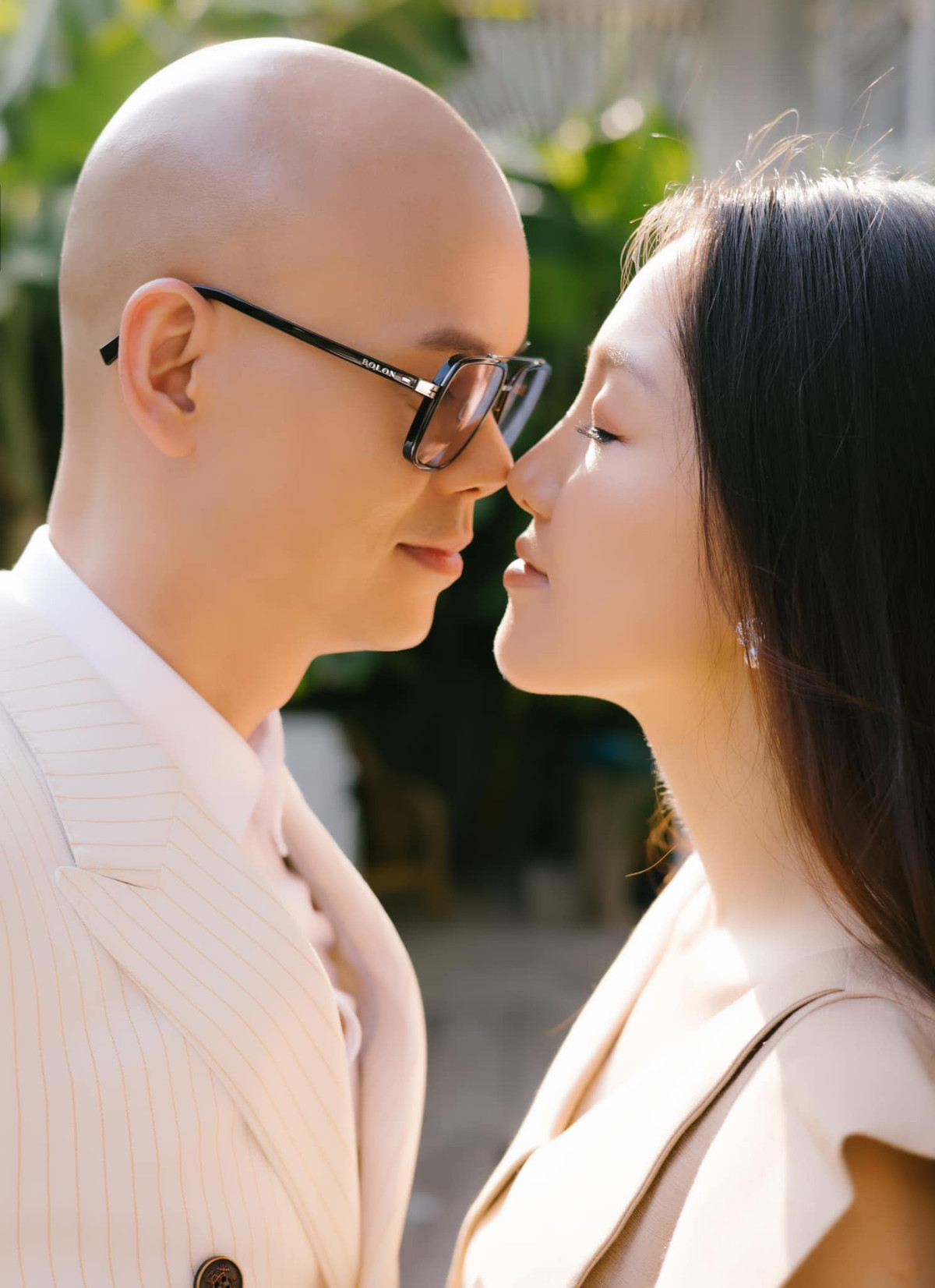 Năm 2012, khi sự nghiệp đang phát triển, giọng ca "Khúc hát mừng sinh nhật" tiến tới hôn nhân với bà xã Thái Ngọc Bích và ít hoạt động âm nhạc hơn để dành thời gian chăm lo cho tổ ấm.