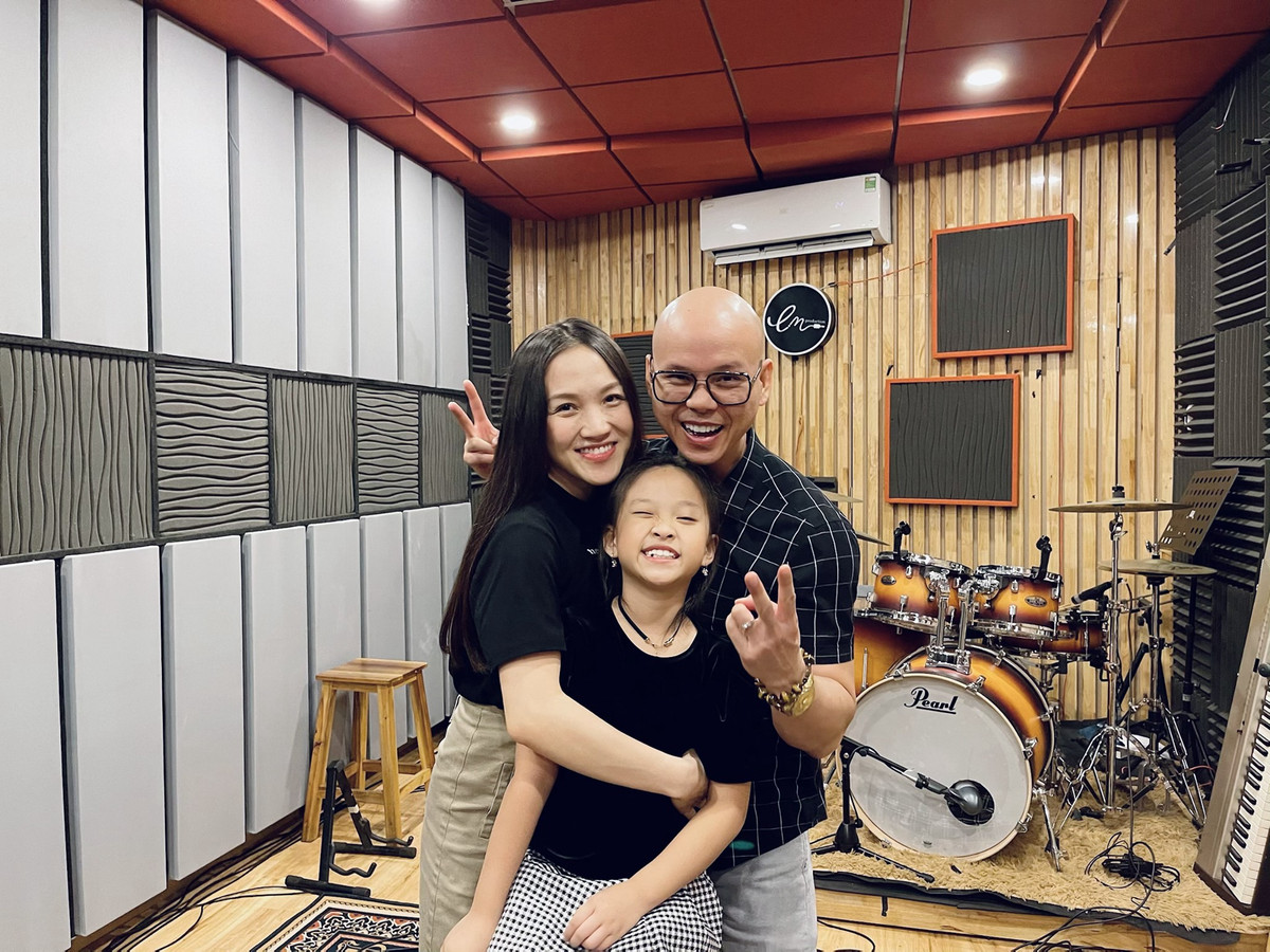 Bé Noel (tên thật là Phan Châu Ngọc) là trái ngọt tình yêu của vợ chồng Phan Đinh Tùng. Cô nhóc năm nay 8 tuổi, thừa hưởng nét xinh xắn, nước da trắng và nụ cười hiền hậu rạng rỡ từ mẹ.