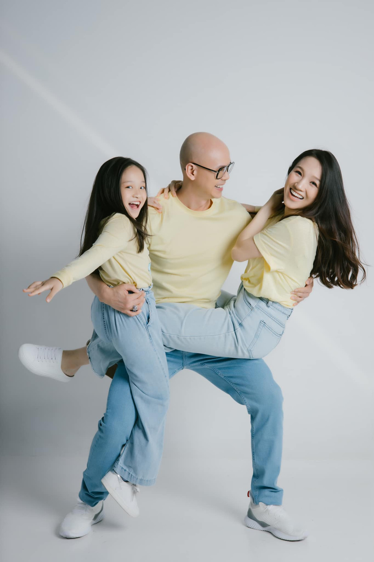 Từng là ca sĩ, diễn viên, thế nhưng sau khi lập gia đình, bà xã Phan Đinh Tùng rút khỏi làng giải trí để dành thời gian chăm sóc gia đình và thử sức ở lĩnh vực kinh doanh. Chị trở thành hậu phương vững chắc để chồng yên tâm phát triển sự nghiệp.