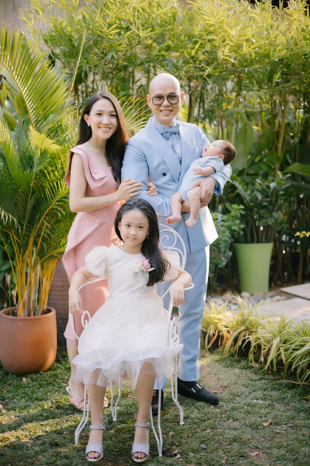 Vào tháng 1 vừa qua, tổ ấm của Phan Đinh Tùng và bà xã chào đón con trai thứ 2 - tên ở nhà là Noal. Cậu bé trông bụ bẫm và đáng yêu.