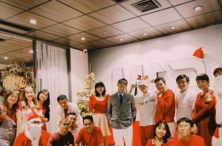 Bức ảnh cô chụp chung cùng Chủ tịch và các thành viên công ty nhân dịp Noel.