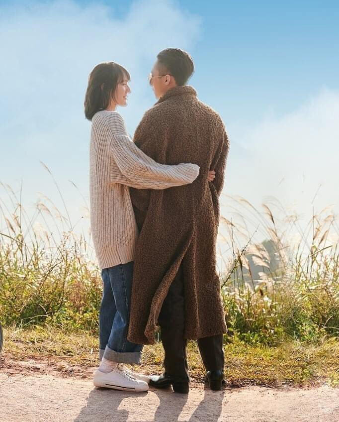 Ánh mắt tình tứ, những cái ôm eo tình cảm của cặp đôi khiến fan và cư dân mạng dậy sóng.