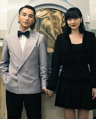 Hải Tú và Sơn Tùng M-TP được khen là nhập vai một cặp đôi yêu nhau rất thành công trong MV bởi cả hai thể hiện cử chỉ, ánh mắt vô cùng nồng nàn.