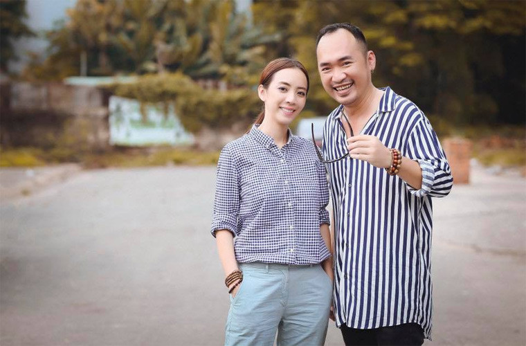 Thu Trang và chồng còn biết cả mật khẩu điện thoại của nhau. "Rất may mắn là giữa chúng tôi không có gì để giấu qua điện thoại, anh Tiến Luật biết mật khẩu điện thoại của tôi và ngược lại vì cơ bản chúng tôi không có gì để giấu nhau, nên việc đó rất thoải mái…".