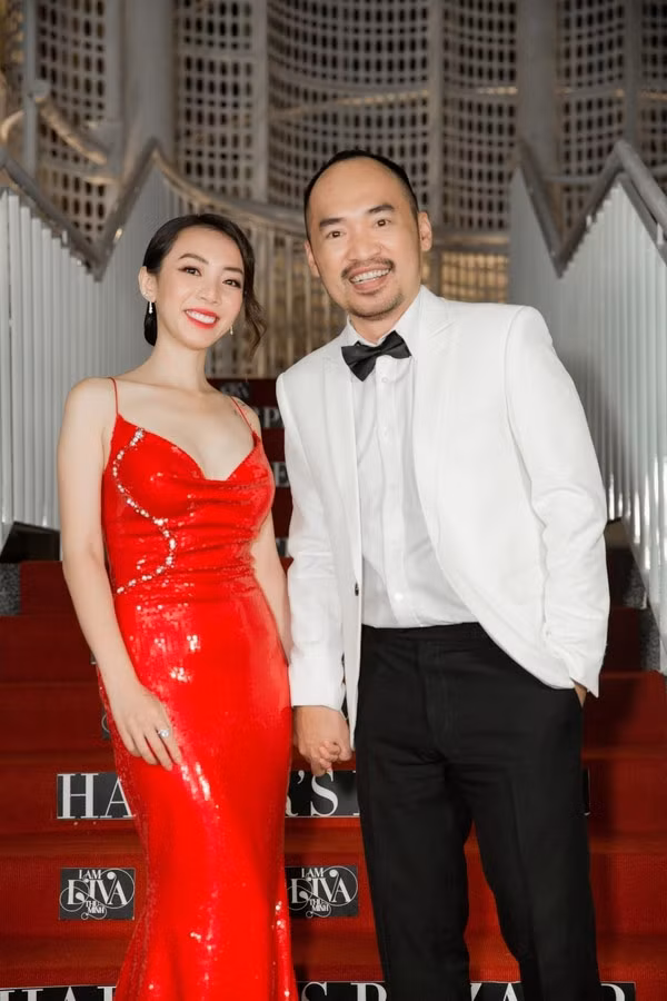 Mặc dù sống chung với bố mẹ chồng và các anh chị em chồng nhưng nữ diễn viên "Chị Mười Ba" chưa bao giờ có mâu thuẫn với mọi người. Ngược lại cô được cả nhà thương yêu, giúp đỡ hết mức.