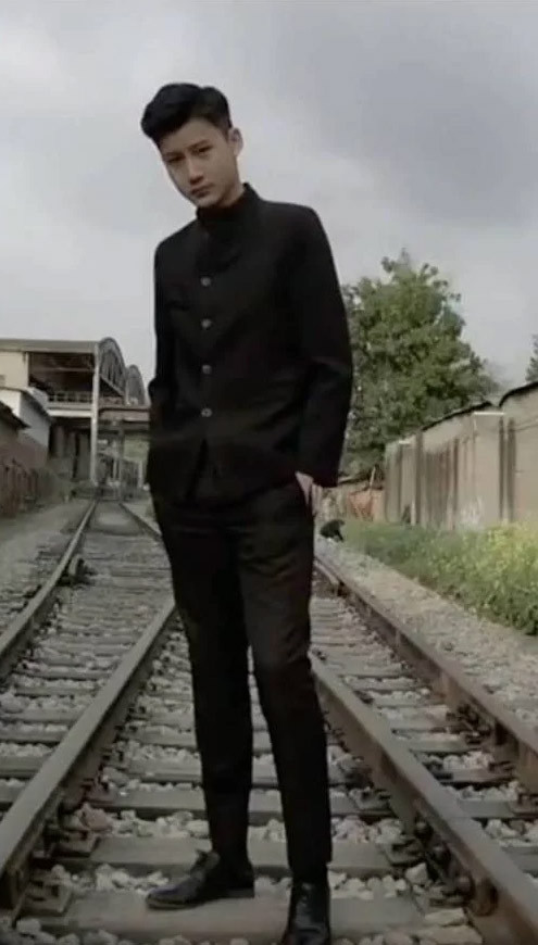 Nhiều người ngạc nhiên khi con trai ca sĩ Quang Dũng lớn nhanh như thổi và có ngoại hình cao to, điển trai như một thanh niên thực thụ dù mới 13 tuổi.