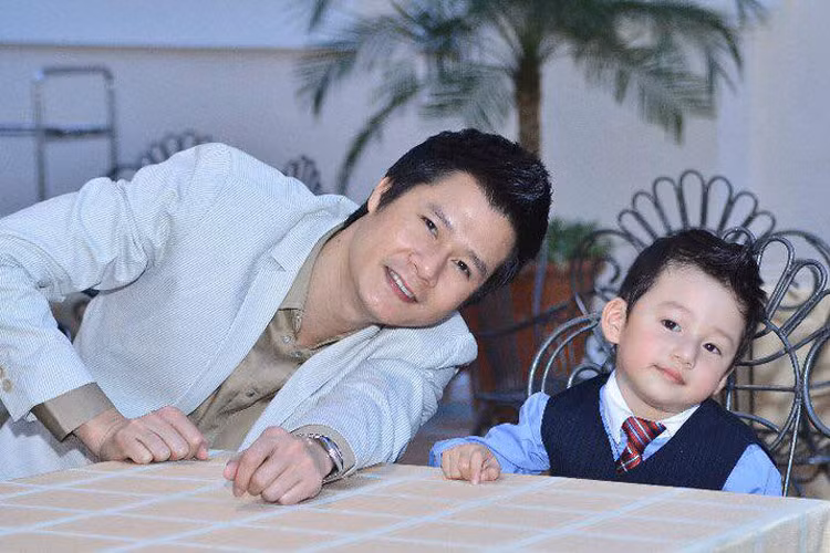 Bảo Nam thừa hưởng nét đẹp của cả bố Quang Dũng và mẹ Jennifer Phạm nên có ngoại hình đẹp từ khi chào đời.