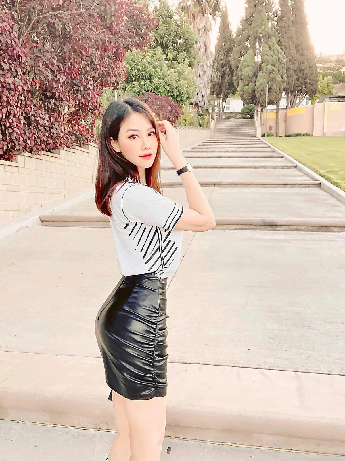 Người đẹp chăm đăng ảnh du lịch sang chảnh vòng quanh thế giới hay khoe khéo những chiếc xế hộp đắt đỏ đúng chuẩn con dâu nhà hào môn.