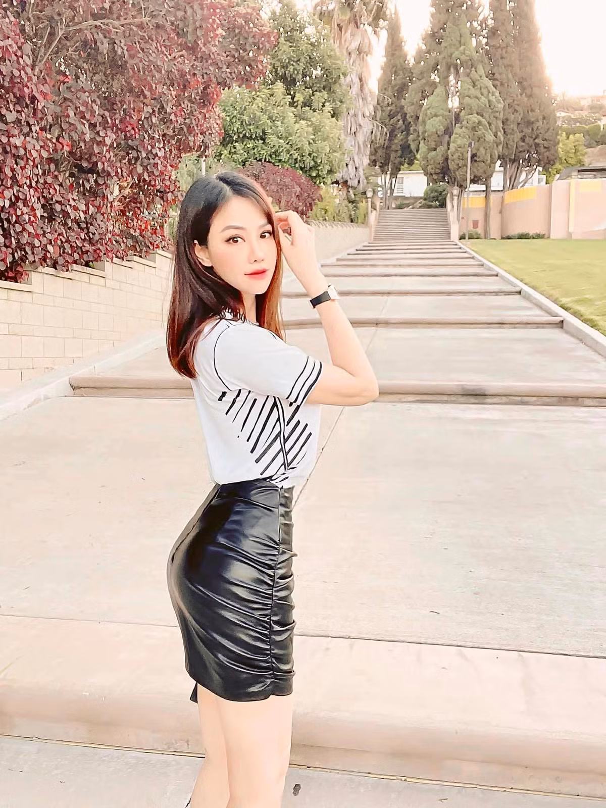 Người đẹp chăm đăng ảnh du lịch sang chảnh vòng quanh thế giới hay khoe khéo những chiếc xế hộp đắt đỏ đúng chuẩn con dâu nhà hào môn.