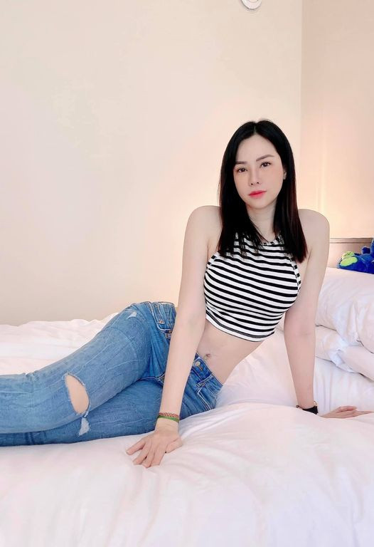 Dù đã ở tuổi U40 và trải qua 2 lần sinh nở, các con ngày càng lớn phổng phao, thế nhưng cựu người mẫu sinh năm 1983 vẫn giữ được nhan sắc trẻ trung cùng với ngoại hình nóng bỏng, căng tràn sức sống.