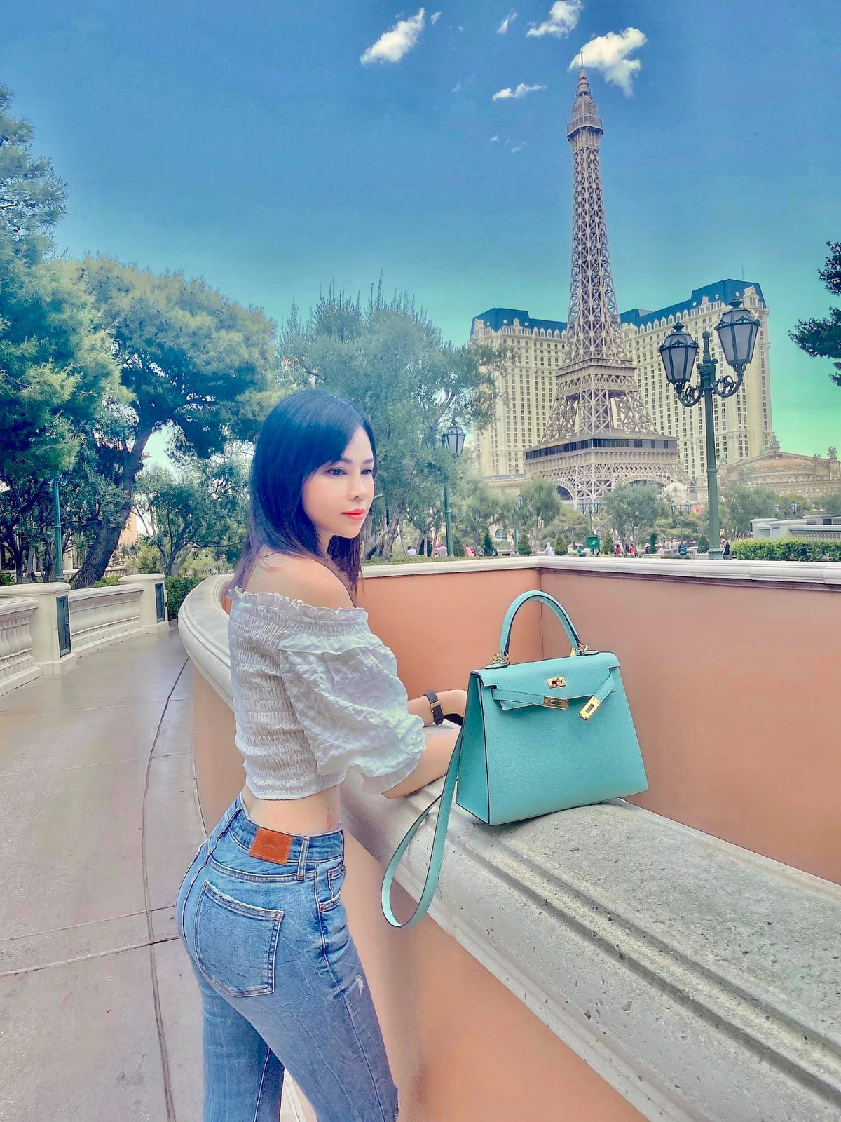 Hiện tại, ngoài tập trung kinh doanh, bà xã Sammy Hoàng dành phần lớn thời gian ở nhà chăm sóc con cái, tập thể thao như yoga và chạy bộ để duy trì vóc dáng.