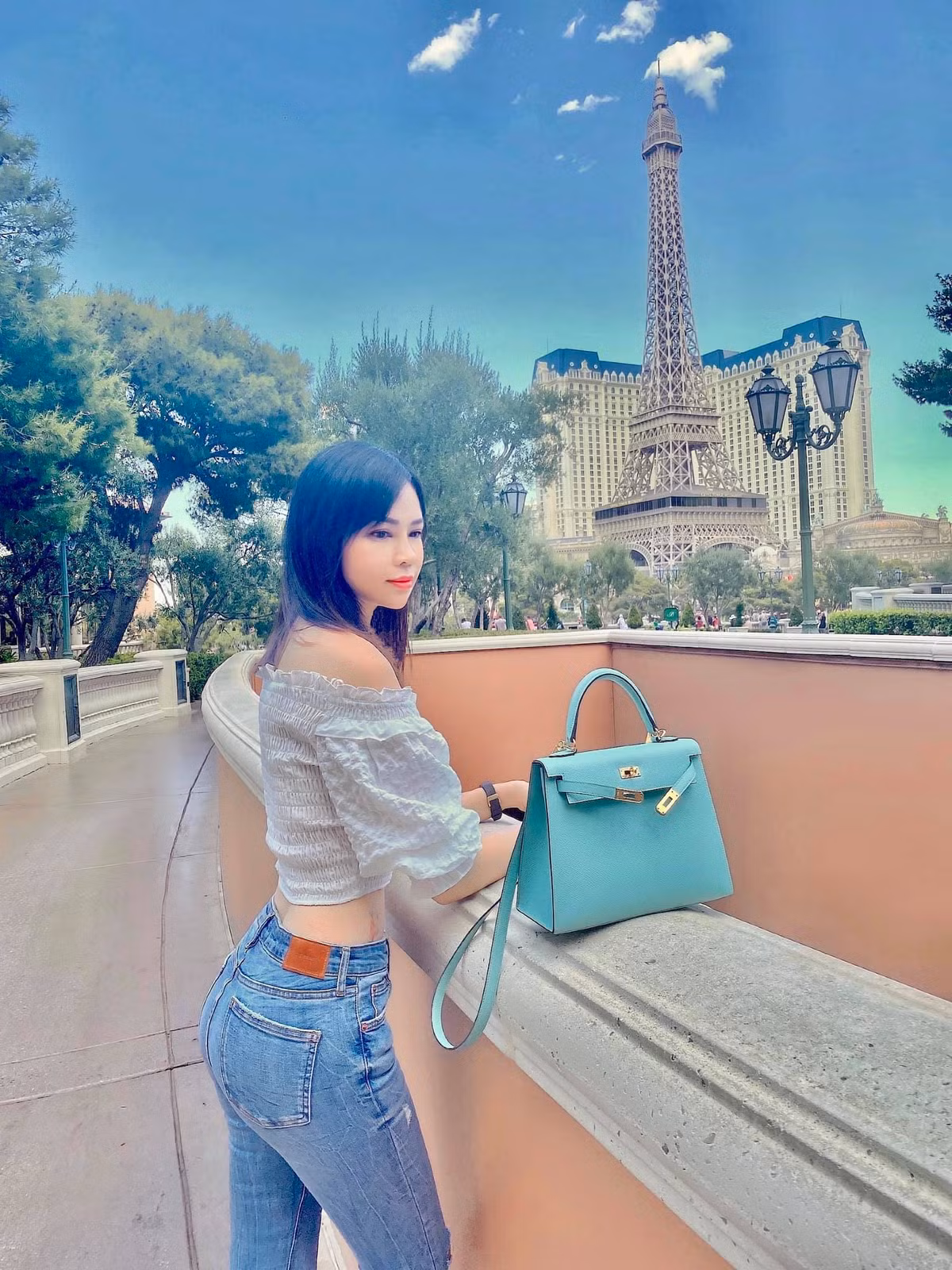 Hiện tại, ngoài tập trung kinh doanh, bà xã Sammy Hoàng dành phần lớn thời gian ở nhà chăm sóc con cái, tập thể thao như yoga và chạy bộ để duy trì vóc dáng.