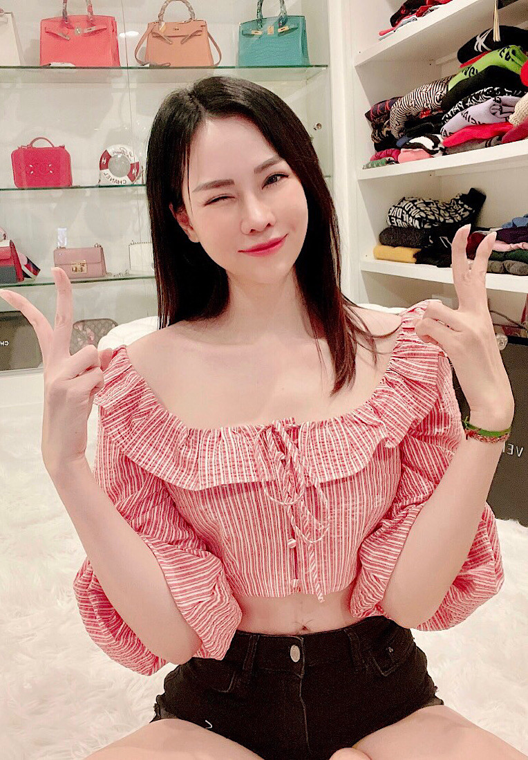 Dù rút khỏi showbiz đã lâu nhưng Lan Phương vẫn nằm trong top những chân dài thích xài đồ hiệu. Thi thoảng "vui vui", bà mẹ hai con lại lên trang cá nhân đăng bài thanh lý các túi hiệu đắt tiền.