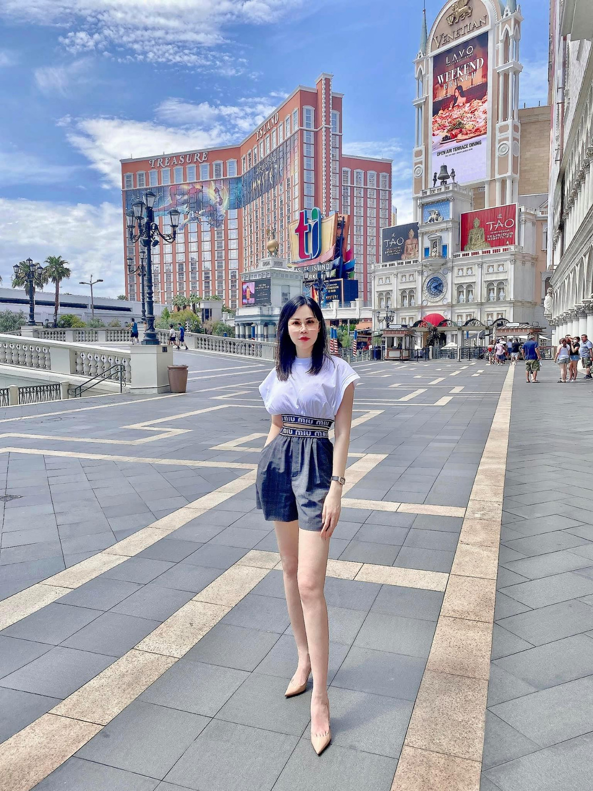 Vóc dáng nóng bỏng giúp mỹ nhân 8X "cân đẹp" mọi trang phục, từ trẻ trung năng động đến gợi cảm...