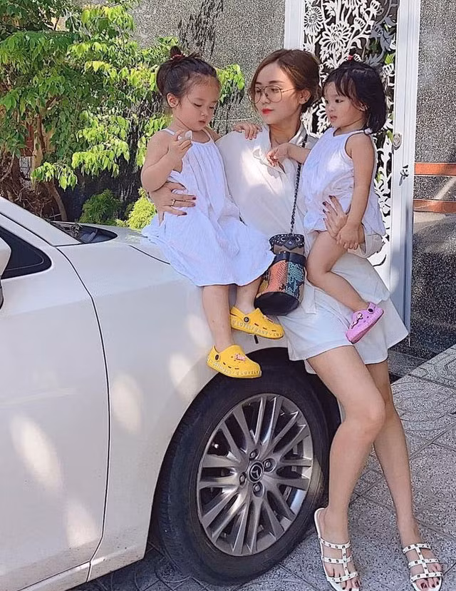 Bảo Ngọc sinh năm 1996, là cháu nội của NSƯT Bảo Quốc, em gái của diễn viên Gia Bảo.