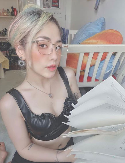 Nữ ca sĩ thích mặc style phóng khoáng khoe vòng 1 và eo thon.