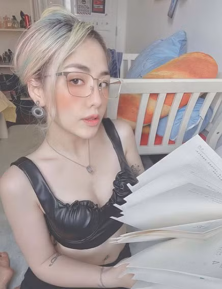 Nữ ca sĩ thích mặc style phóng khoáng khoe vòng 1 và eo thon.