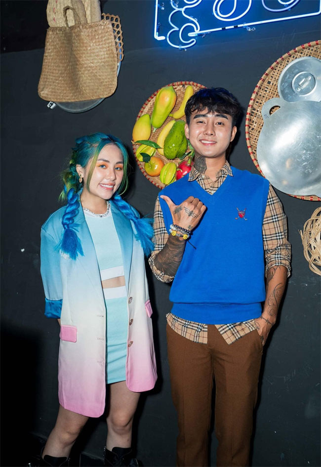 Khi còn là một cặp, Du Uyên và Đạt G đã có những sản phẩm âm nhạc chung đình đám như: "Khó vẽ nụ cười", "Bánh mì không", "Gói xôi vội", "Buông bàn tay thật nhanh"...