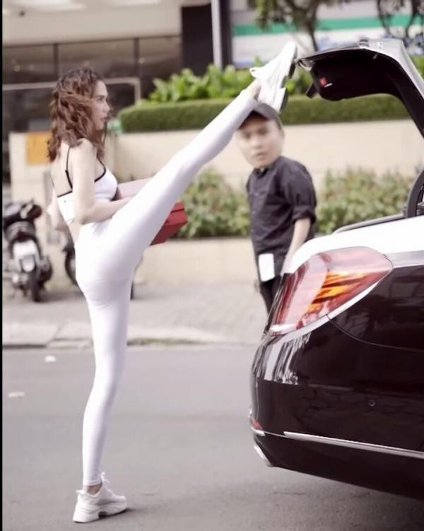 Cảnh tượng người đẹp Trà Vinh trổ tài đóng cốp xe bằng chân và vòng ba khi cả hai tay đều bận cầm đồ khiến cho nam nhân phải "mắt chữ O, mồm chữ A".