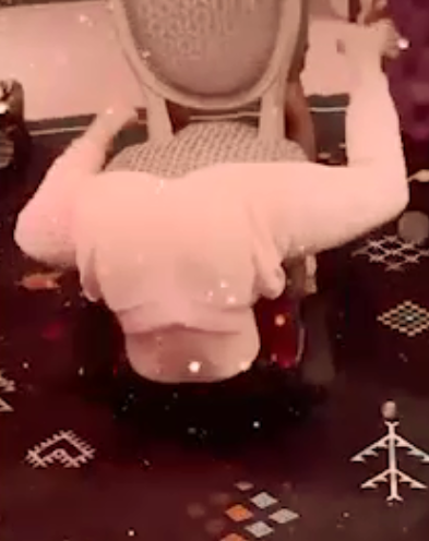 Ngọc Trinh cũng từng thực hiện động tác uốn dẻo với ghế gây "bão". Trong clip, dưới sự cổ vũ của bạn bè, "nữ hoàng nội y" đã có màn lộn người bật lên ghế, hoàn thành thử thách cực oái oăm chỉ trong 13 giây.