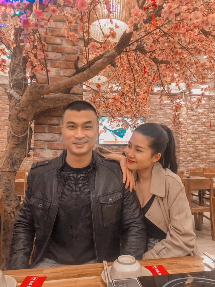 Trong mắt Duy Hưng, vợ anh là người phụ nữ của gia đình, giỏi chăm lo quán xuyến mọi việc trong nhà, luôn ủng hộ, động viên chồng phát triển sự nghiệp. V