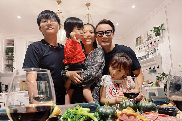 Giờ ở tuổi 14, Hoàng Minh đã cao 1m71 và rất chững chạc, ra dáng anh hai của hai em.