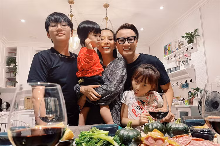 Giờ ở tuổi 14, Hoàng Minh đã cao 1m71 và rất chững chạc, ra dáng anh hai của hai em.