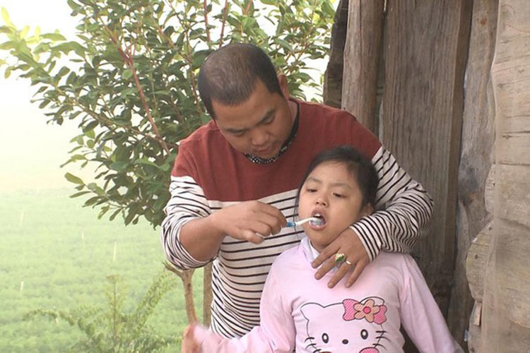 Cô bé Gia An (Suti) nhõng nhẽo trong chương trình "Bố ơi! Mình đi đâu thế" năm 2014. Lúc đó Suti mới được 5 tuổi và bé nhất trong số các bé tham gia chương trình mùa đầu. (Ảnh: VOV)