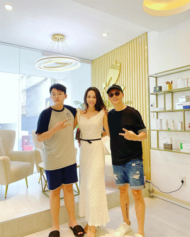 Tê Giác còn cao hơn cả người bố nổi tiếng. (Ảnh: FBNV)