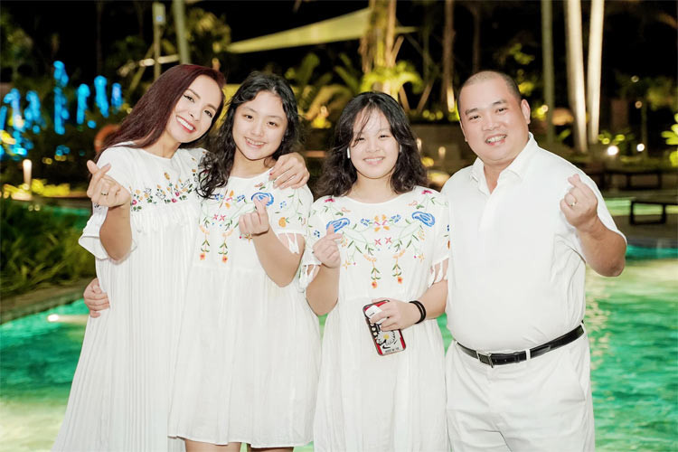 Giờ Suti đã cao bằng mẹ Thúy Hạnh và ra dáng thiếu nữ dù mới 13 tuổi. (Ảnh: FBNV)