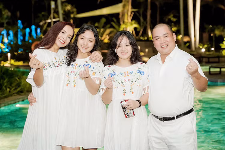 Giờ Suti đã cao bằng mẹ Thúy Hạnh và ra dáng thiếu nữ dù mới 13 tuổi. (Ảnh: FBNV)