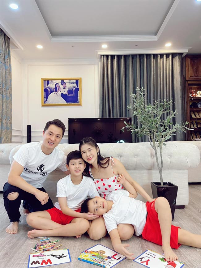 Đăng Khôi xuất thân trong một gia đình khá giả, bố mẹ anh kinh doanh và sở hữu nhiều bất động sản ở Hà Nội, nên giọng ca sinh năm 1983 không bị áp lực về kinh tế.